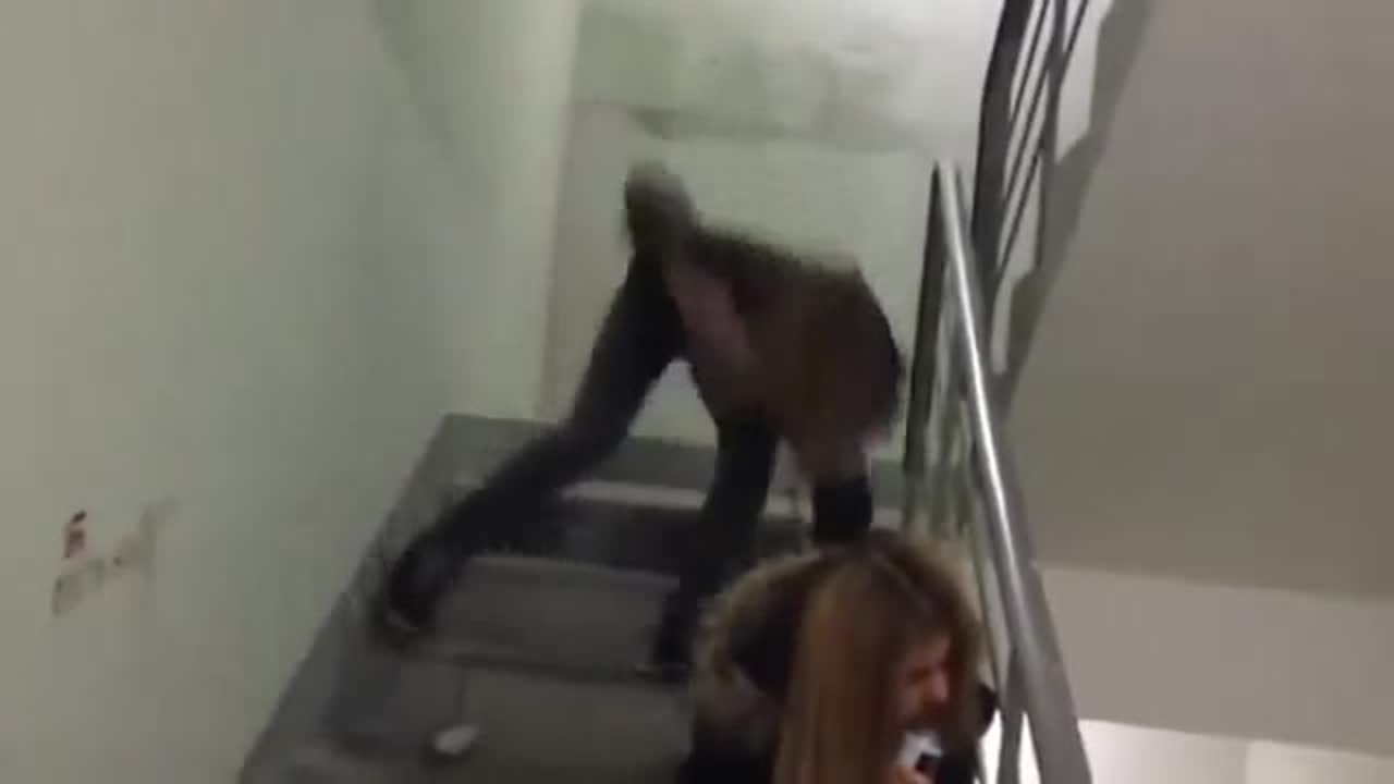 Брюнетка делает с приятелем перепихон на лестничной площадке Брюнетка делает с приятелем перепихон на лестничной площадке