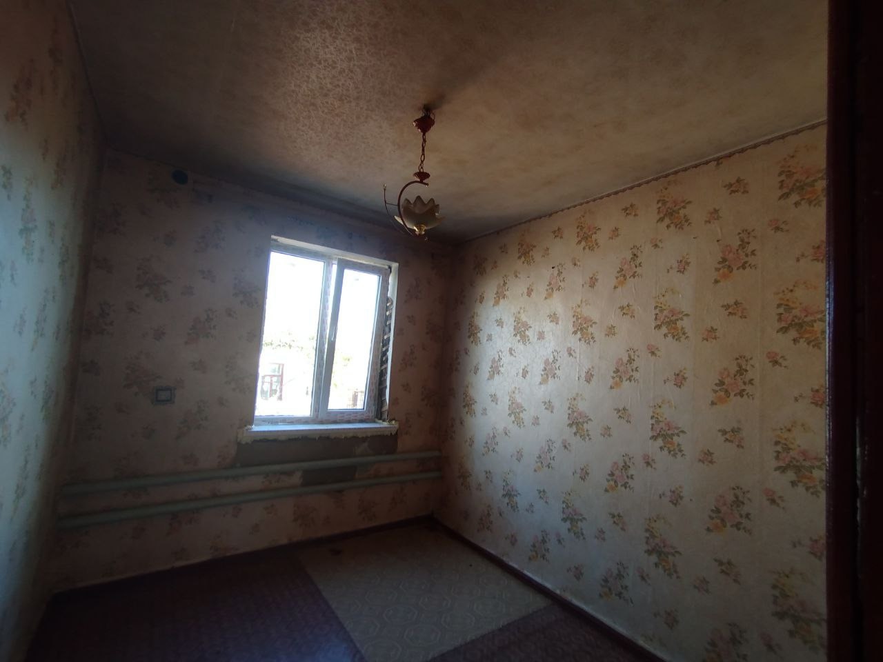 🏡 Продаётся дом в Станице Луганской ✨ Характеристики: — Площадь: 160 м² — Земельный участок: 15 соток (приватизированный) — Высокий цоколь — 5 жилых комнат 🛋 — Санузел в доме — Коммуникации: газ, свет, вода (скважина), канализация — Два котла: газовый и дровяной 🔥 — Окна металлопластиковые, полы и крыша в хор...