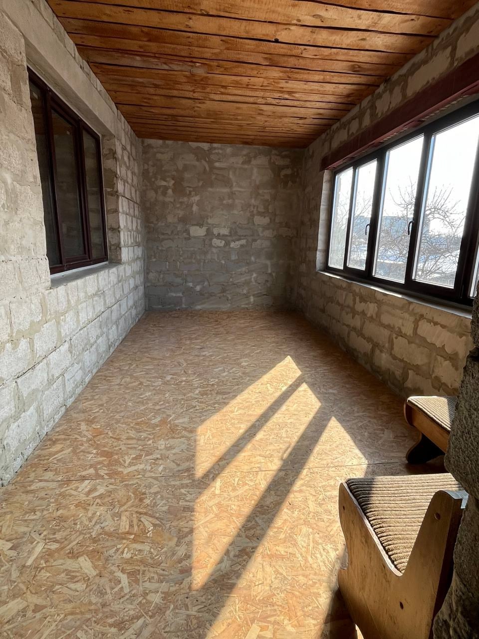 Продам 2-х этажный дом в центре луганска, (район 5-й школы). 🏚общая площадь 365 м2. Два полноценных этажа плюс мансарда, плюс подвальное помещение под всем домом. ( огромная комната для бильярдной) Лестница расположенна в коридоре , очень удобно Электропроводка выполнена по всему дому, вода и городская канали...