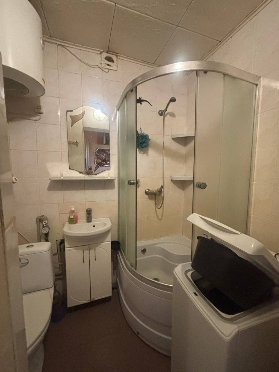 Продам 3-комн. квартиру с капитальным Гаражом, ул Курчатова, р-н Авиацентра, дом кирпичный, 5-эт., квартира не угловая 56 кв.м., разводка пластик, окна мет/пластиковые, санузел совместный плитка, бойлер, балкон застеклен, хорошее состояние, продается с мебелью. Крыша новая. Хорошее месторасположение, рядом ос...
