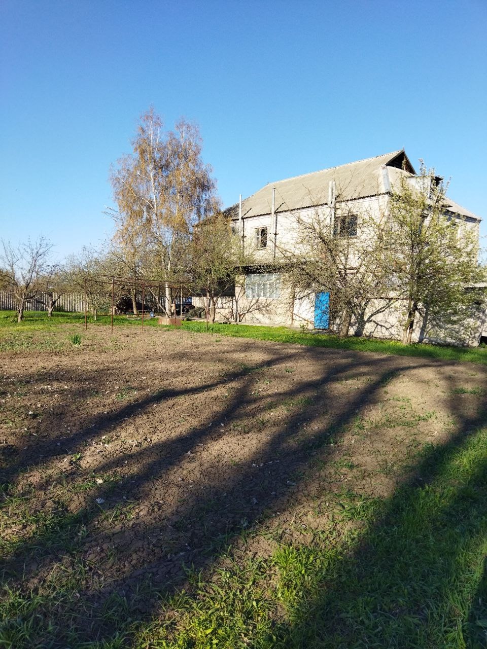 ‼ Продам дом п. Роскошное,210 кв.м. Два этажа,(второй этаж под отделку). Участок 30 соток (приватизированный).Высота потолков 3,20м. Кухня, с/у в доме, окна дерево. Возможно для проживания двух семей.Участок огорожен забором. Гараж 50 кв. м.(смотровая яма).Два въезда.Хоз.постройки.Скважина во дворе, участок у...