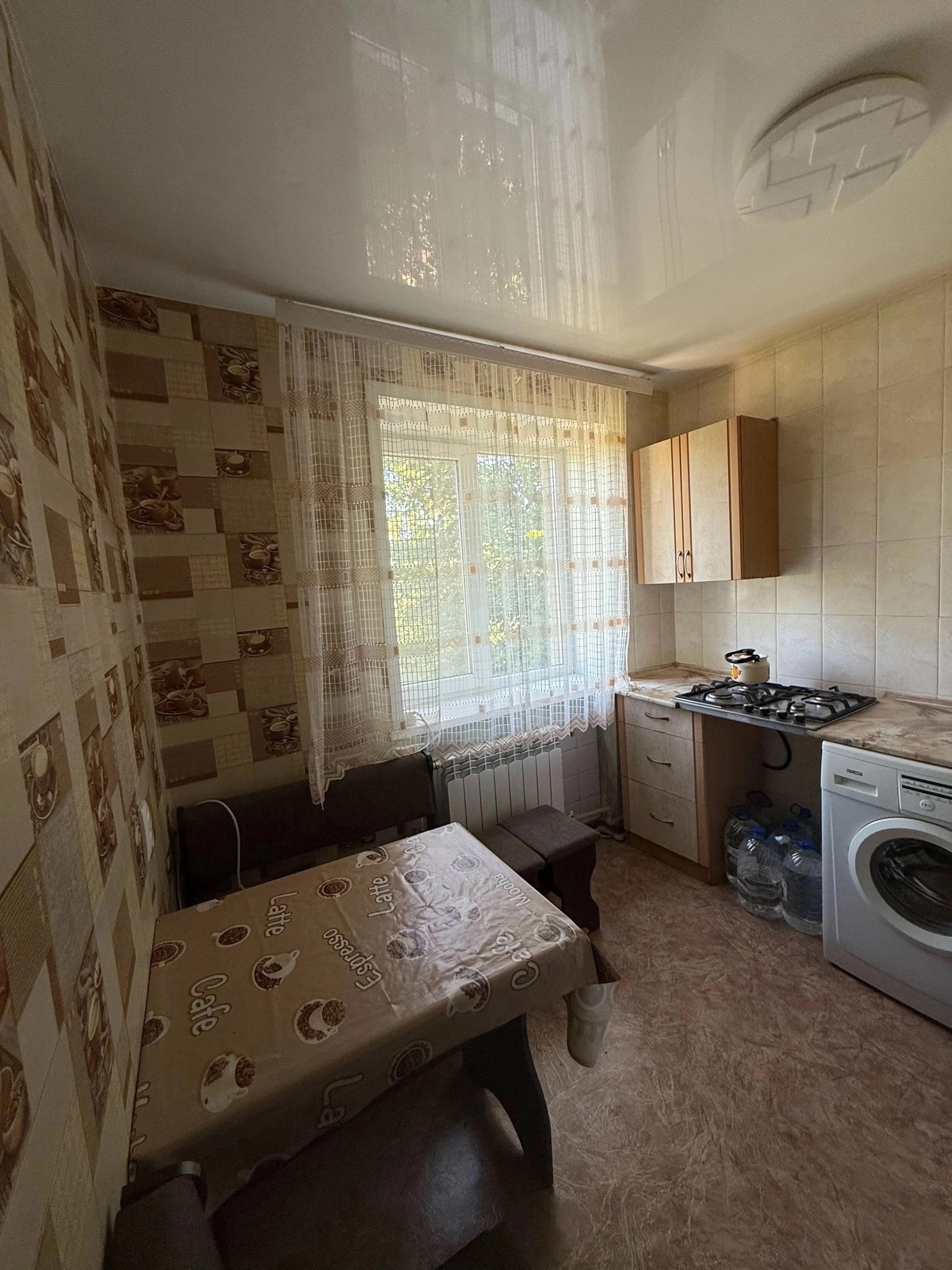 Продам 1-комнатную квартиру на кв. Комарова, 1-А 5/5 Дом кирпичный, ухоженный подъезд Рядом рынок, супермаркет, детский сад и все необходимое для жизни Квартира не угловая, очень сухая и теплая Документы РФ, все готово к быстрой сделке Цена 3 800 000 р. +7959 146 56 95 +7919 876 43 27...