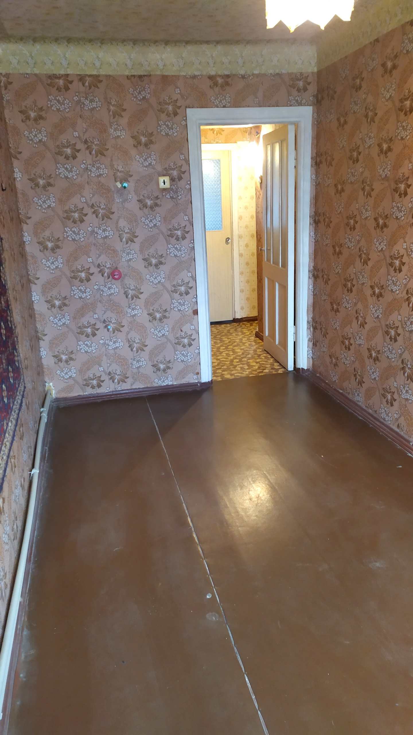Продам 3-х к.квартиру, 3эт\4, ул.Бурбело, р-он школы №8, рядом МФЦ Индивидуальное отопление, горячая вода. Комнаты раздельные, не угловая. Состояние квартиры - можно заходить и жить. Свой подвал на цокольном этаже дома. . Цена: 1,65 млн.руб. +79595673787 (телефон, телеграм)...