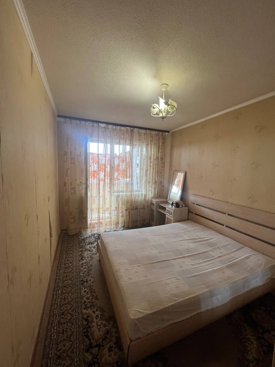Продаётся 3-комнатная квартира — 72 м², Южный квартал Просторная трёхкомнатная квартира в уютном районе — Южный 📐 Площадь: 72 🏢 Этаж: 7 🛗 Лифт работает всегда — без перебоев. 🛒 Вся инфраструктура рядом: — остановка общественного транспорта — магазин — школа — детский сад 🛋 Мебель остаётся — заезжай и живи! Це...